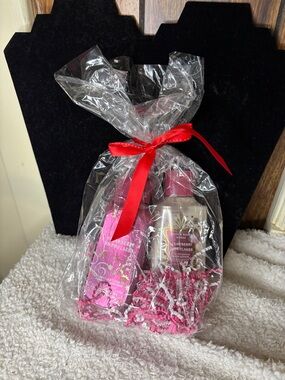 Bath & Body Work Strawberry Snowflakes Hand Care Gift Set Full Size